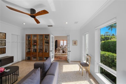 House in Miami, Florida 4 bedrooms, 270.53 sq.m. № 2263477 - photo 18
