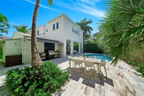 House in Miami, Florida 4 bedrooms, 270.53 sq.m. № 2263477 - photo 10