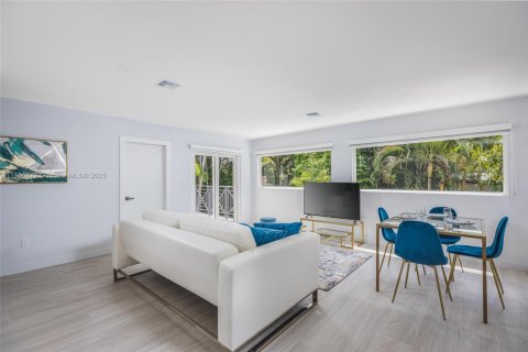 Снять в аренду квартиру в Майами, Флорида 2 спальни, 93.83м2, № 1956432 - фото 2