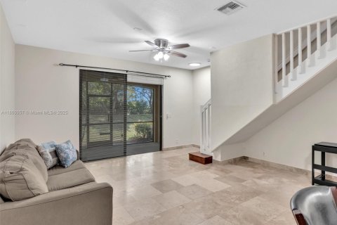 Townhouse in Weston, Florida 2 bedrooms, 107.3 sq.m. № 1891880 - photo 23