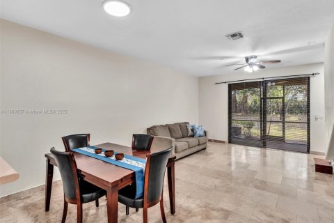 Townhouse in Weston, Florida 2 bedrooms, 107.3 sq.m. № 1891880 - photo 10