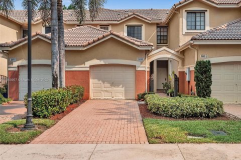 Townhouse in Weston, Florida 2 bedrooms, 107.3 sq.m. № 1891880 - photo 1