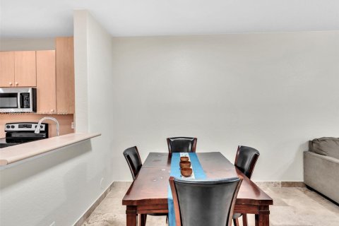 Townhouse in Weston, Florida 2 bedrooms, 107.3 sq.m. № 1891880 - photo 11