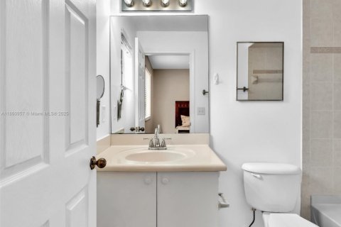 Townhouse in Weston, Florida 2 bedrooms, 107.3 sq.m. № 1891880 - photo 21
