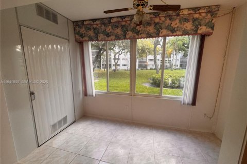 Condominio en venta en Pembroke Pines, Florida, 1 dormitorio, 95.97 m2 № 2090454 - foto 4