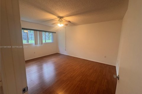 Condominio en venta en Pembroke Pines, Florida, 1 dormitorio, 95.97 m2 № 2090454 - foto 5