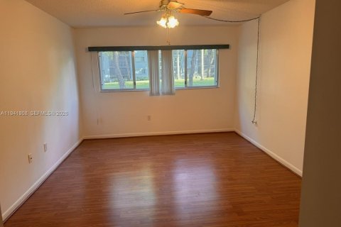 Condominio en venta en Pembroke Pines, Florida, 1 dormitorio, 95.97 m2 № 2090454 - foto 12