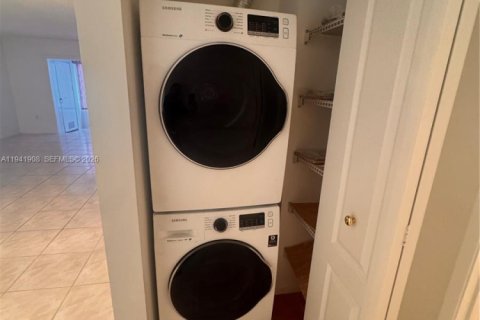 Condominio en venta en Pembroke Pines, Florida, 1 dormitorio, 95.97 m2 № 2090454 - foto 17