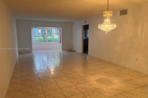 Condominio en venta en Pembroke Pines, Florida, 1 dormitorio, 95.97 m2 № 2090454 - foto 2