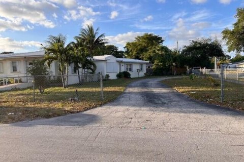 Commercial property in Hollywood, Florida 2 bedrooms, 155.43 sq.m. № 1121298 - photo 1