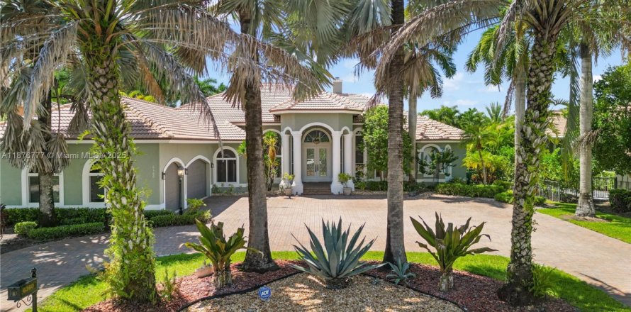 Casa en Coral Springs, Florida 6 dormitorios, 386.1 m2 № 1921483