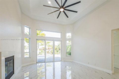 House in Coral Springs, Florida 6 bedrooms, 386.1 sq.m. № 1921483 - photo 27