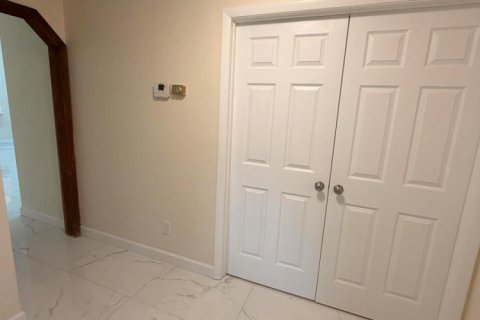 Villa ou maison à vendre à Lauderhill, Floride: 3 chambres, 200.76 m2 № 2427874 - photo 5