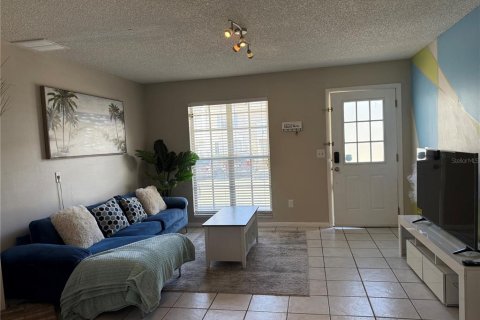 Townhouse in Temple Terrace, Florida 2 bedrooms, 108.7 sq.m. № 2406908 - photo 3