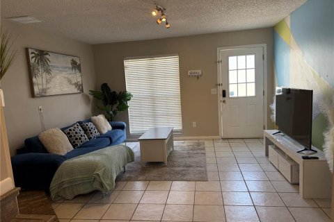 Townhouse in Temple Terrace, Florida 2 bedrooms, 108.7 sq.m. № 2406908 - photo 4