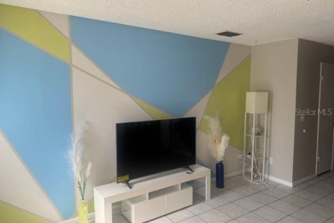 Townhouse in Temple Terrace, Florida 2 bedrooms, 108.7 sq.m. № 2406908 - photo 5