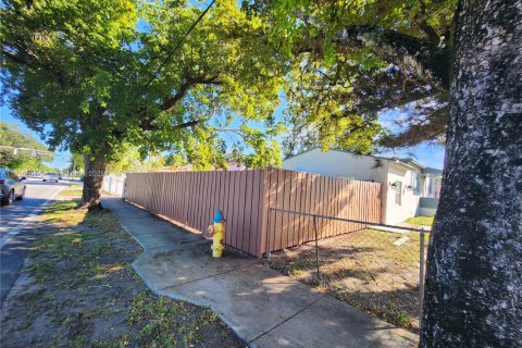 Immobilier commercial à louer à Miami, Floride № 1973674 - photo 2