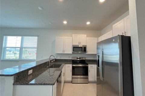 Townhouse in San Antonio, Florida 3 bedrooms, 166.02 sq.m. № 1915324 - photo 4