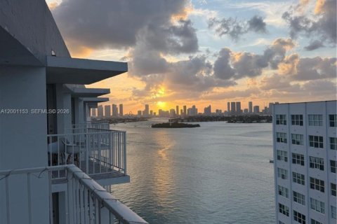 Condominio en Miami Beach, Florida, 1 dormitorio  № 2065351