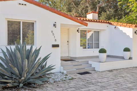 Купить виллу или дом в Майами-Шорс, Флорида 3 спальни, 119.01м2, № 1973631 - фото 1