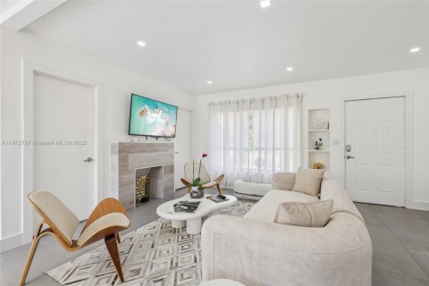 Купить виллу или дом в Майами-Шорс, Флорида 3 спальни, 119.01м2, № 1973631 - фото 4