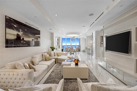 Condo in Bal Harbour, Florida, 2 bedrooms  № 1715861 - photo 9