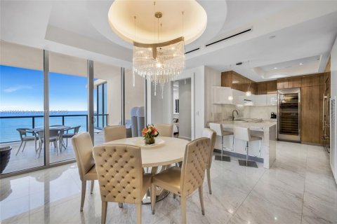 Condo in Bal Harbour, Florida, 2 bedrooms  № 1715861 - photo 2