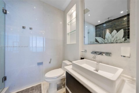 Condo in Bal Harbour, Florida, 2 bedrooms  № 1715861 - photo 15