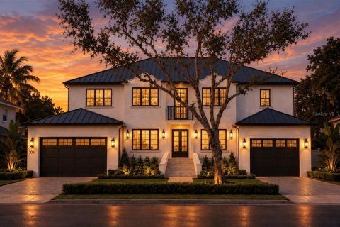 House in Saint Petersburg, Florida 5 bedrooms, 530.66 sq.m. № 2318693