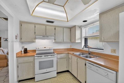 House in Greenacres, Florida 2 bedrooms, 107.49 sq.m. № 2055209 - photo 12