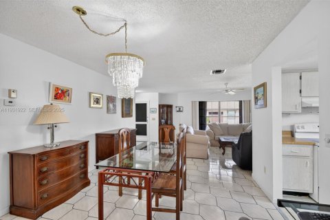 House in Greenacres, Florida 2 bedrooms, 107.49 sq.m. № 2055209 - photo 10