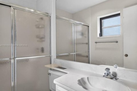 House in Greenacres, Florida 2 bedrooms, 107.49 sq.m. № 2055209 - photo 17