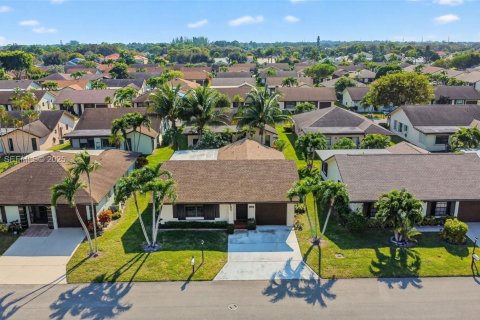 House in Greenacres, Florida 2 bedrooms, 107.49 sq.m. № 2055209 - photo 30