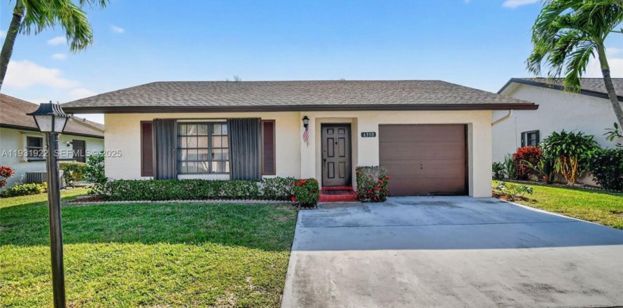 House in Greenacres, Florida 2 bedrooms, 107.49 sq.m. № 2055209