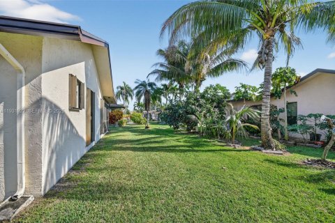 House in Greenacres, Florida 2 bedrooms, 107.49 sq.m. № 2055209 - photo 28