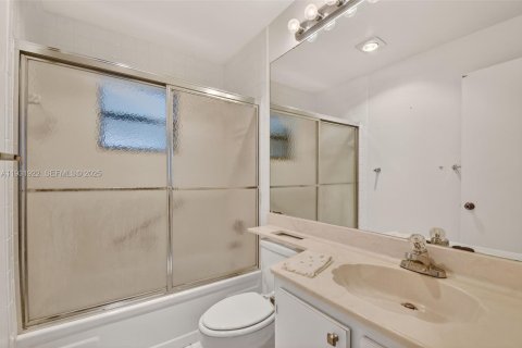 House in Greenacres, Florida 2 bedrooms, 107.49 sq.m. № 2055209 - photo 20