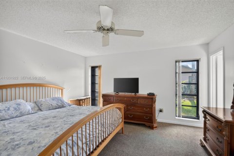 House in Greenacres, Florida 2 bedrooms, 107.49 sq.m. № 2055209 - photo 15