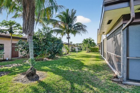 House in Greenacres, Florida 2 bedrooms, 107.49 sq.m. № 2055209 - photo 24