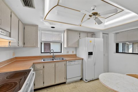 House in Greenacres, Florida 2 bedrooms, 107.49 sq.m. № 2055209 - photo 11