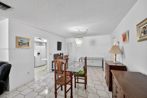 House in Greenacres, Florida 2 bedrooms, 107.49 sq.m. № 2055209 - photo 7