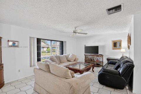 House in Greenacres, Florida 2 bedrooms, 107.49 sq.m. № 2055209 - photo 5