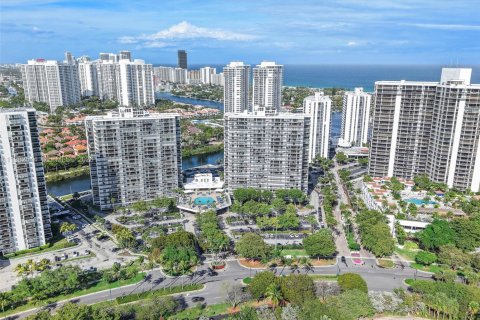 Купить кондоминиум в Авентура, Флорида 2 спальни, 101.45м2, № 2049213 - фото 16