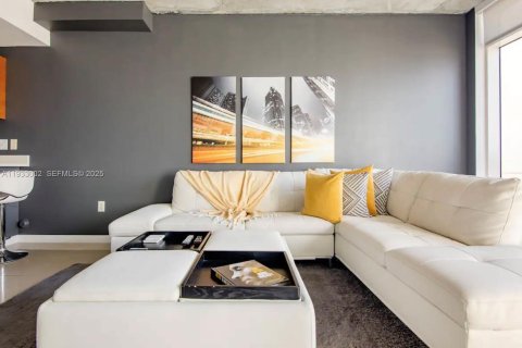 Condo in Miami, Florida, 1 bedroom  № 1991154 - photo 3