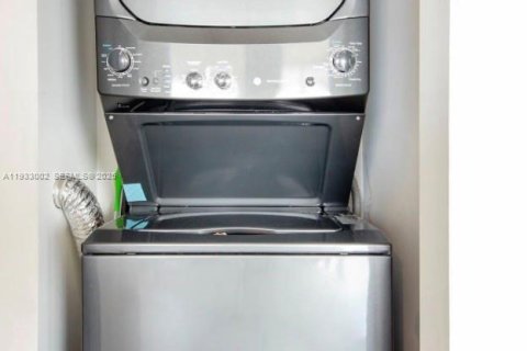 Condo in Miami, Florida, 1 bedroom  № 1991154 - photo 12