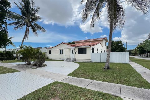 Casa en venta en Miami Springs, Florida, 4 dormitorios, 263.66 m2 № 2319634 - foto 2