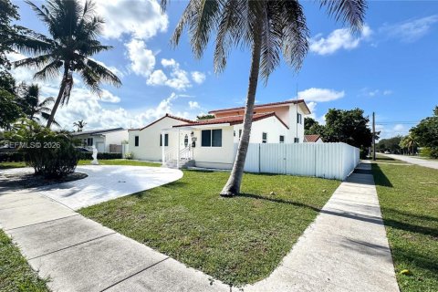 Casa en venta en Miami Springs, Florida, 4 dormitorios, 263.66 m2 № 2319634 - foto 3