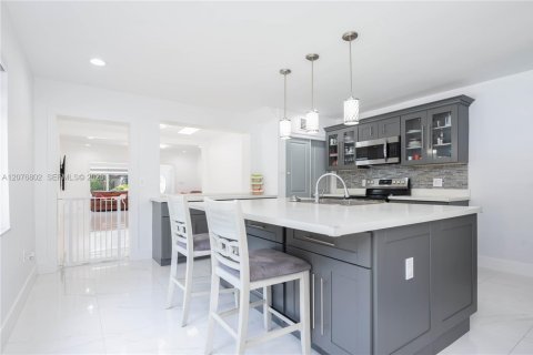 Casa en venta en Miami Springs, Florida, 4 dormitorios, 263.66 m2 № 2319634 - foto 13