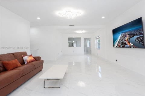 Casa en venta en Miami Springs, Florida, 4 dormitorios, 263.66 m2 № 2319634 - foto 11