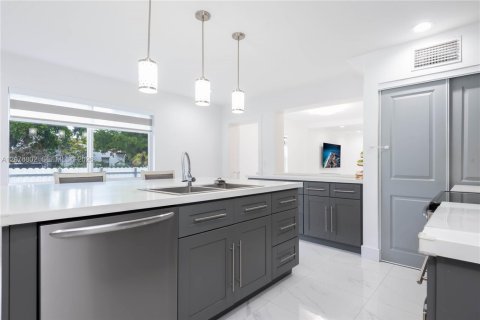 Casa en venta en Miami Springs, Florida, 4 dormitorios, 263.66 m2 № 2319634 - foto 4