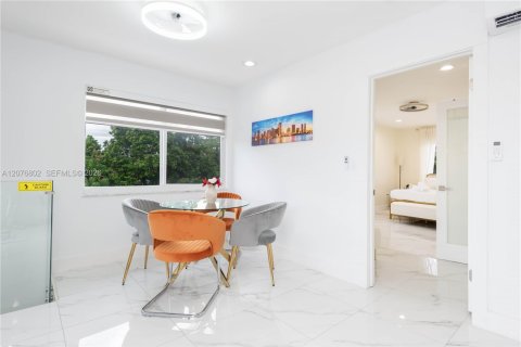 Casa en venta en Miami Springs, Florida, 4 dormitorios, 263.66 m2 № 2319634 - foto 16